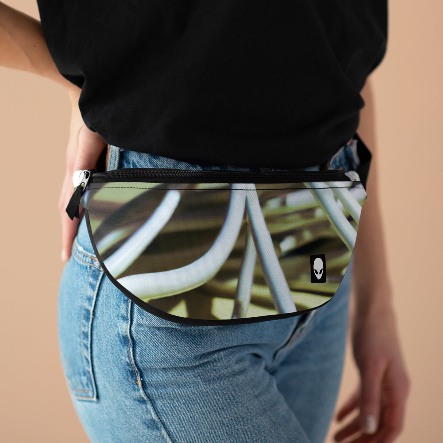 "Arte abstracto: construir emociones a partir de objetos comunes" - The Alien Fanny Pack