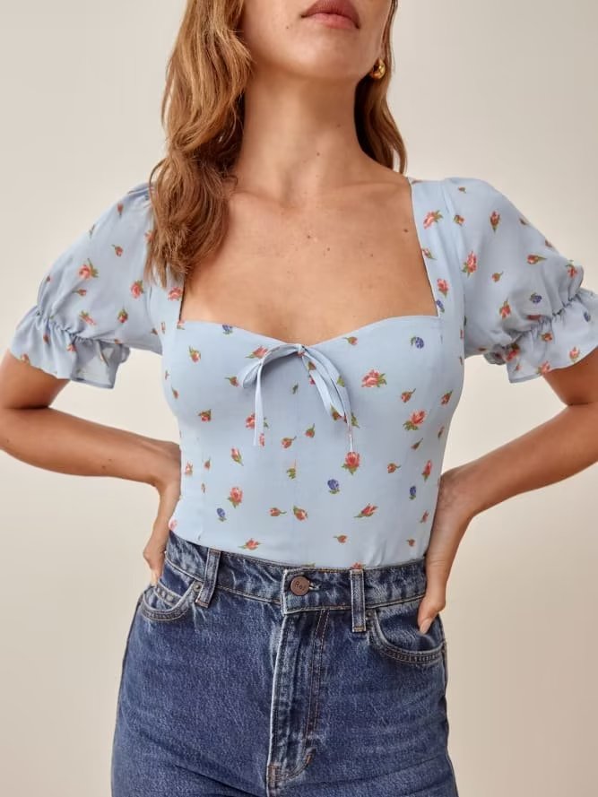 Camisa de cuello cuadrado dulce para mujer, top estampado de verano con cuello cuadrado y mangas abullonadas, corte entallado