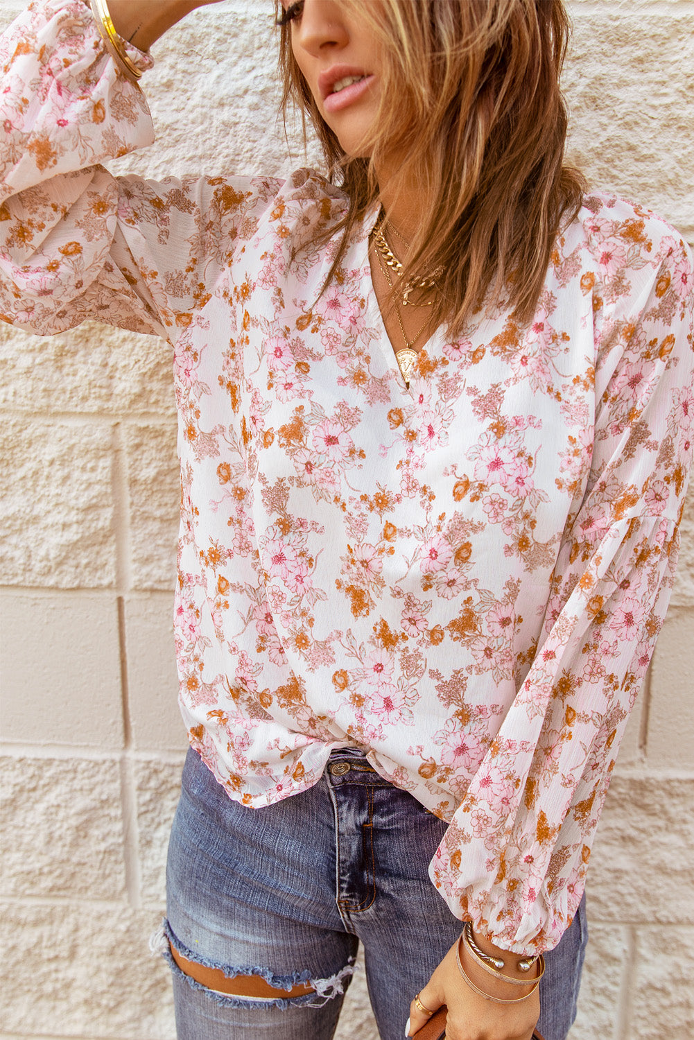 Blusa con cuello en V y mangas largas abullonadas con estampado floral multicolor