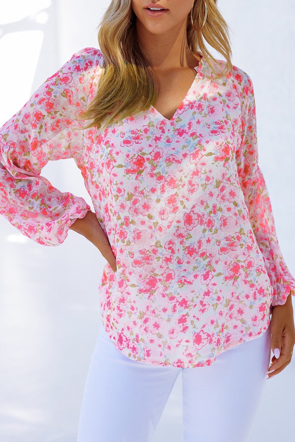 Blusa con cuello en V y mangas largas abullonadas con estampado floral multicolor