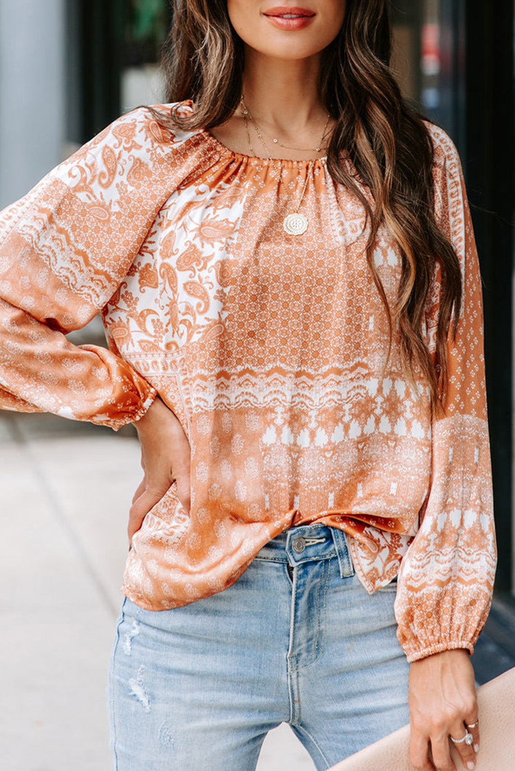 Blusa con cuello redondo y cordón con estampado boho naranja