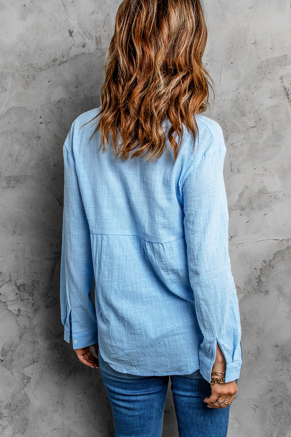 Camisa básica de color sólido con textura en azul cielo