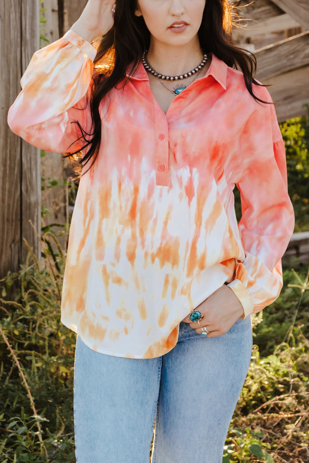 Top henley con botones y cordones con estampado Tie Dye rojo