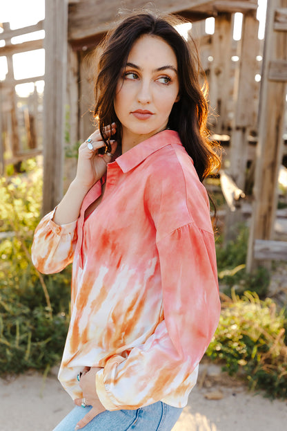 Top henley con botones y cordones con estampado Tie Dye rojo