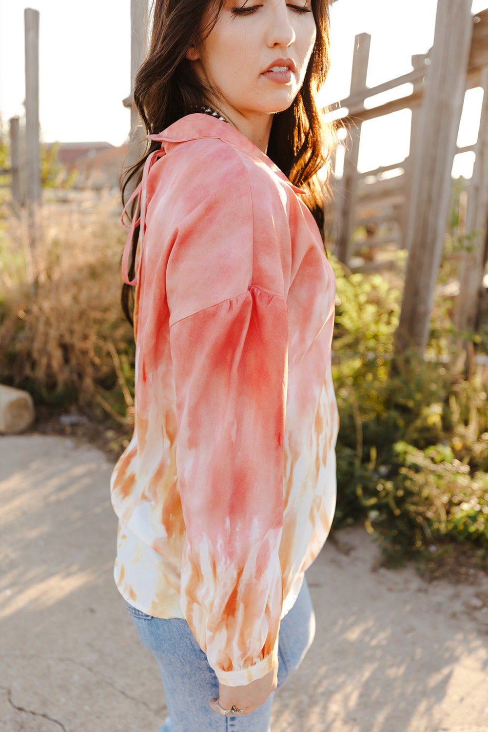 Top henley con botones y cordones con estampado Tie Dye rojo