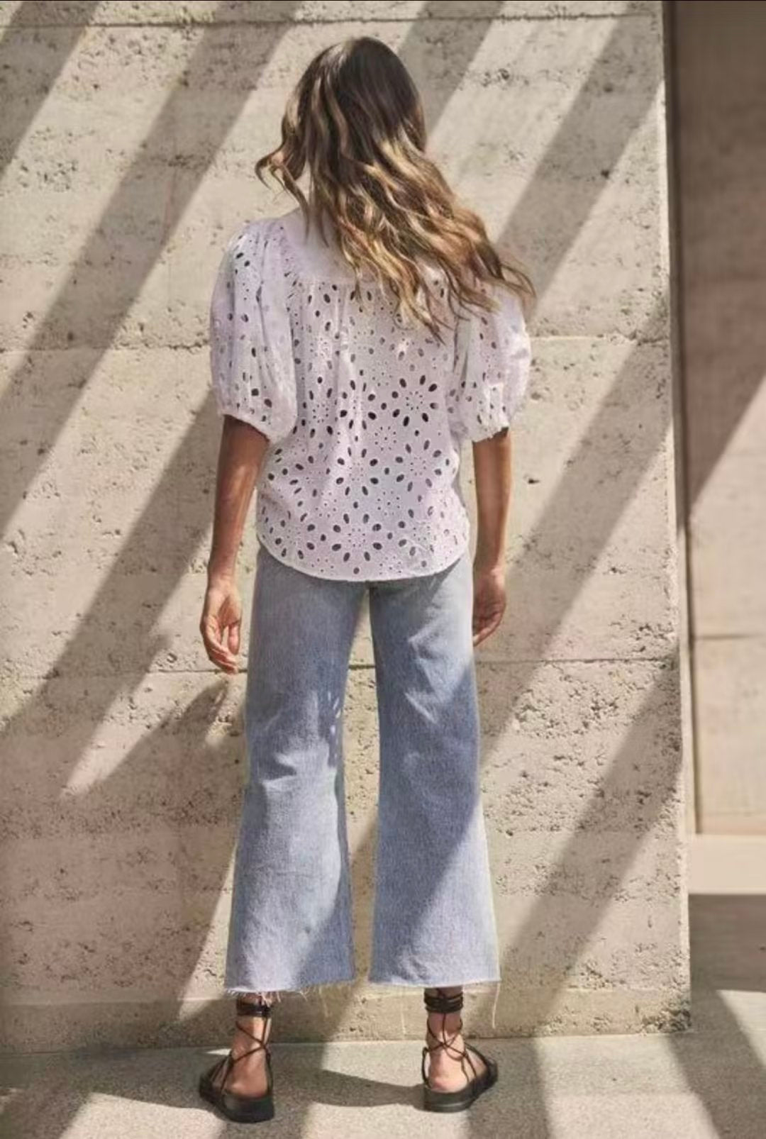 Camisa blanca bordada con aberturas y manga larga de verano para mujer