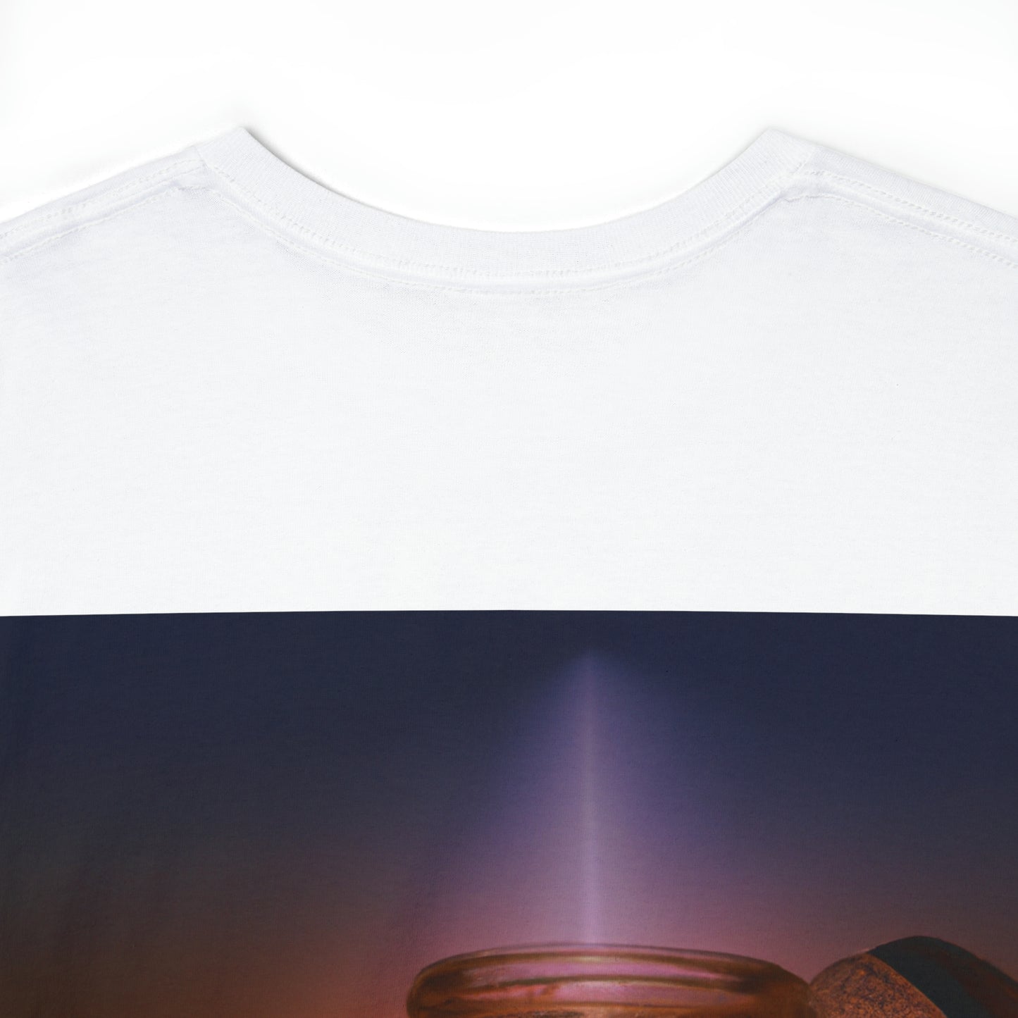 „Lights Illuminating: A Creative Exploration of the Power of Light“ – Das Alien-T-Shirt