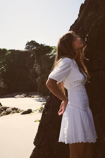 Ropa de verano para mujer, vestido bordado con recortes y mangas abullonadas francesas con cuello en V y cintura ajustada