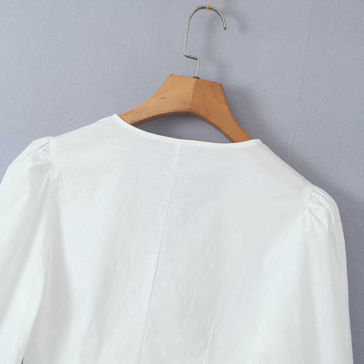 Camisa blanca asimétrica irregular con escote en V y mangas abullonadas de estilo vintage francés, corte entallado y cintura