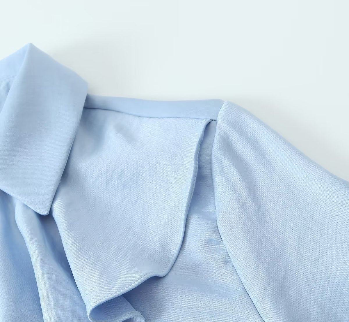 Camisa con decoración laminada en el pecho y botones de perlas para mujer de verano