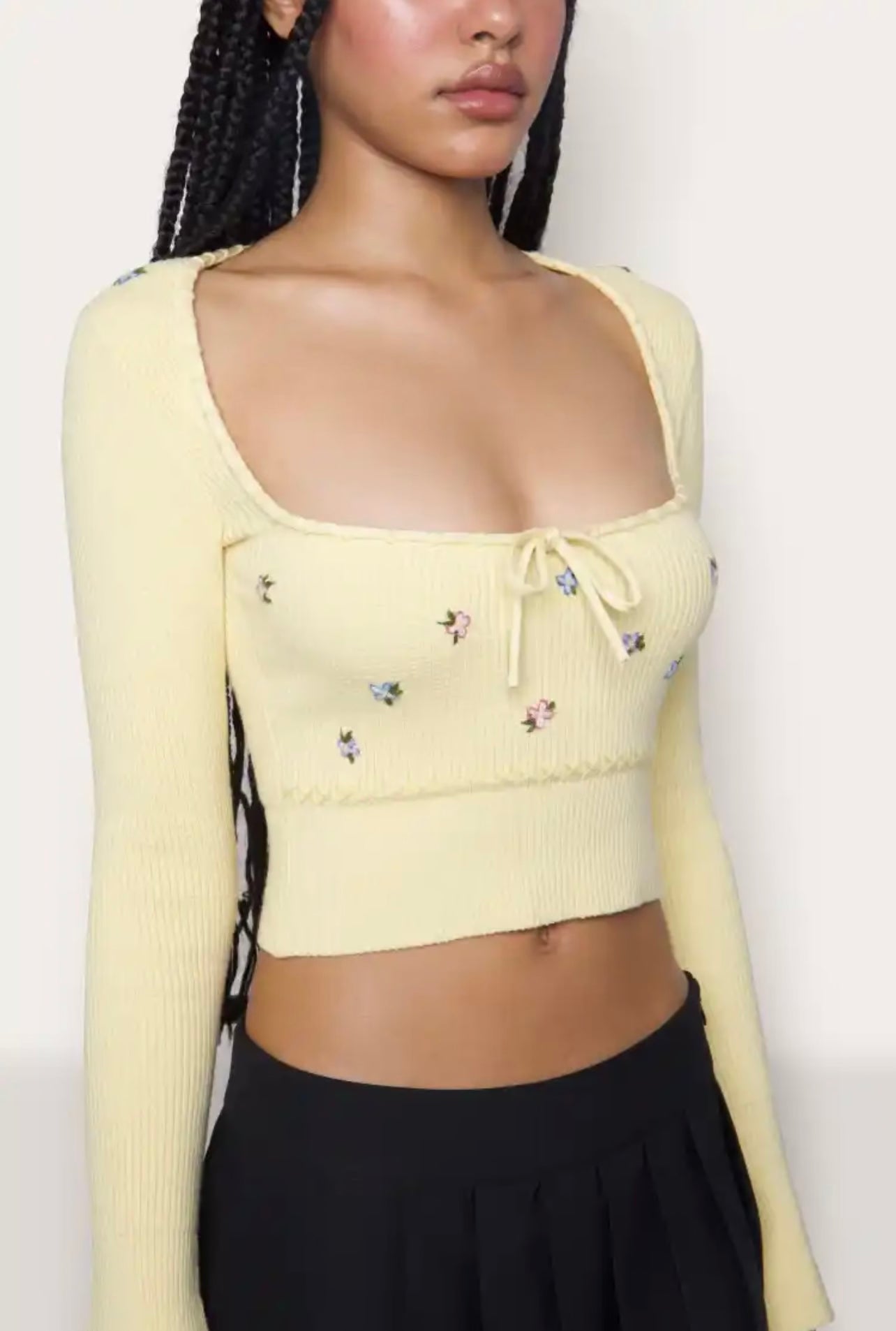 Zarter dreifarbiger Pullover mit Blumenstickerei und quadratischem Kragen für Damen im Herbst, süßes, schmal geschnittenes bauchfreies Top mit Krawattenhals