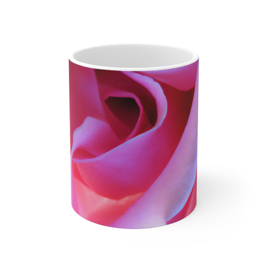 "Blissful Blooms: La delicada belleza de la naturaleza" - Taza de cerámica The Alien 11 oz