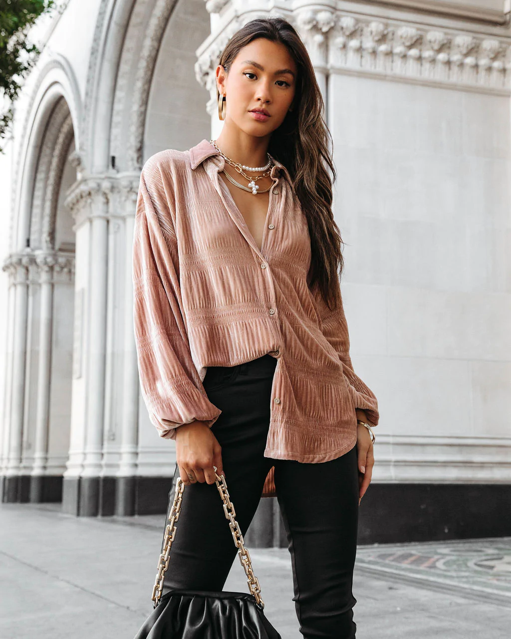 Camisa elegante de terciopelo suelto con diseño plisado y mangas abullonadas con cuello para mujer de primavera