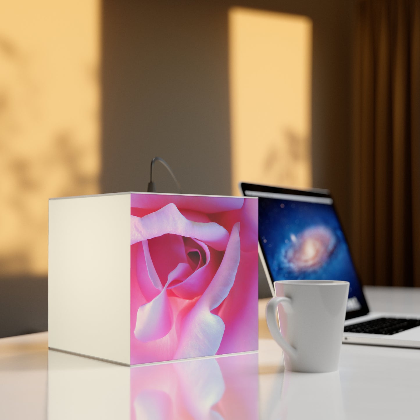 „Blissful Blooms: Die zarte Schönheit der Natur“ – Die Alien Light Cube Lampe