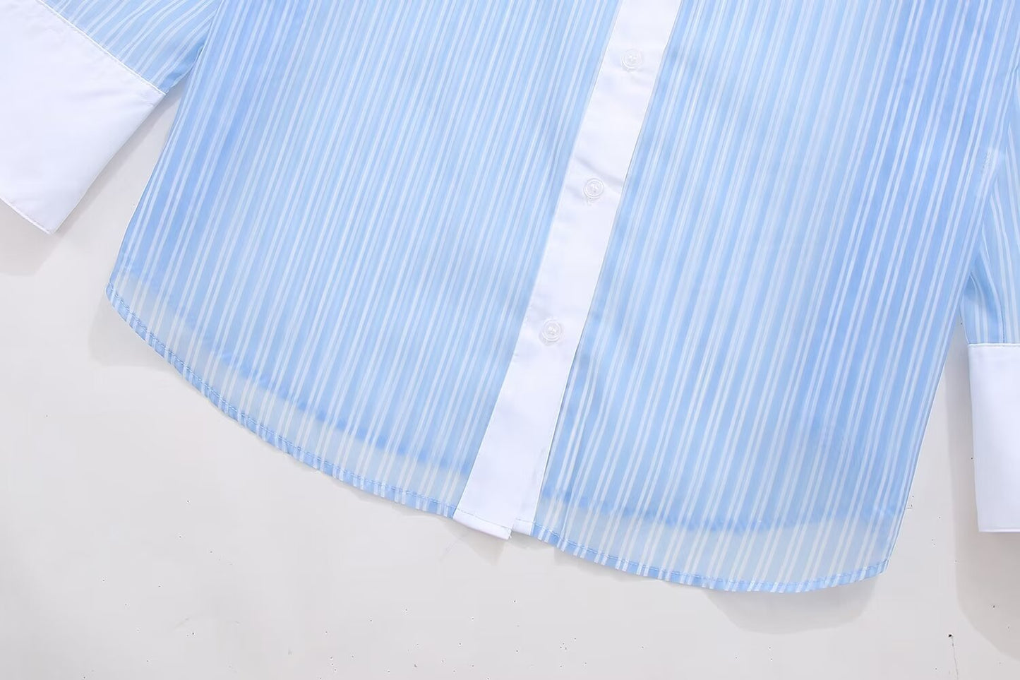 Camisa clásica francesa refrescante de manga larga holgada con rayas azules y blancas en contraste de color para otoño