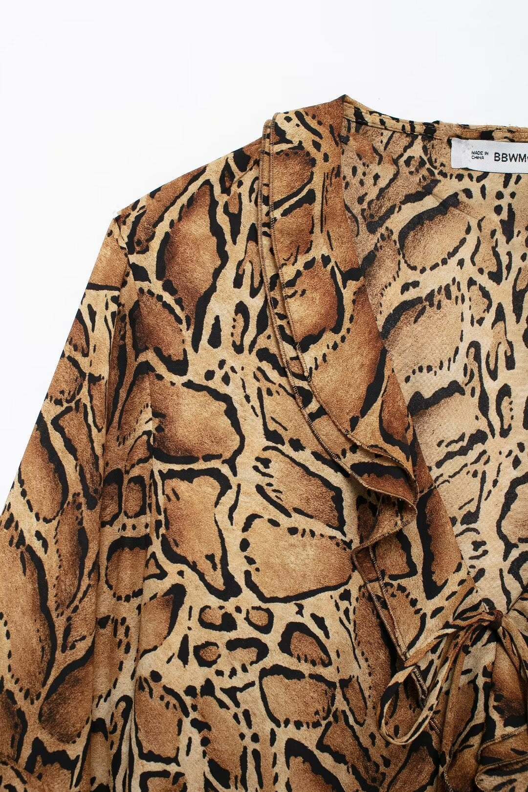 Fabricantes de ropa para mujer Camisa con estampado de leopardo y cuello en V para mujer Top holgado de manga larga con volantes