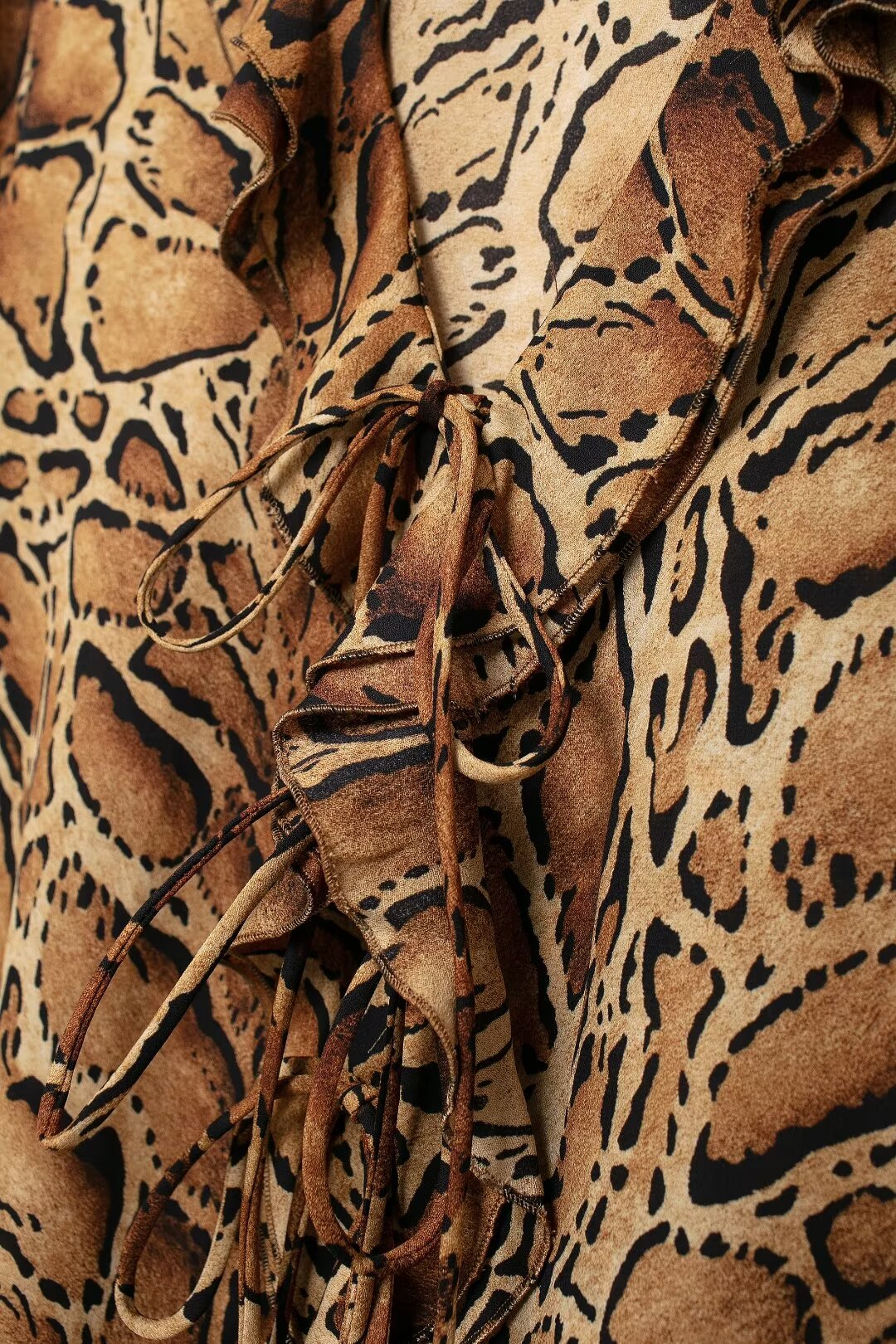 Fabricantes de ropa para mujer Camisa con estampado de leopardo y cuello en V para mujer Top holgado de manga larga con volantes