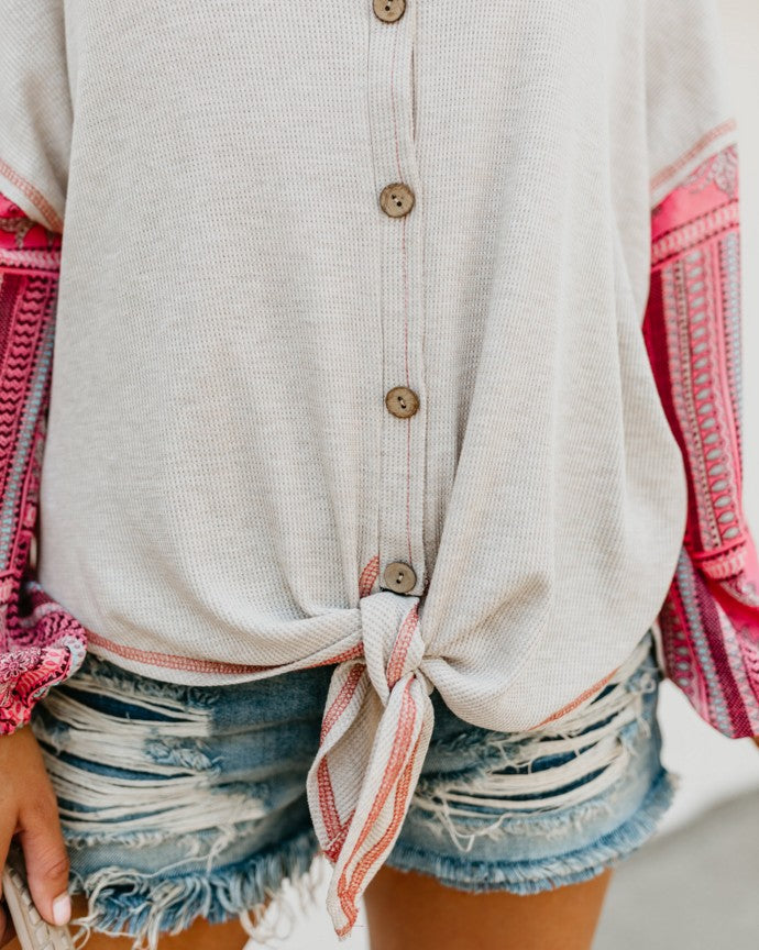 Camiseta de mujer de manga larga con cuello en V y costuras