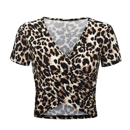 Camiseta de verano popular con escote en V y manga corta ajustada con estampado de leopardo y serpentina expuesta con corte cruzado para mujer