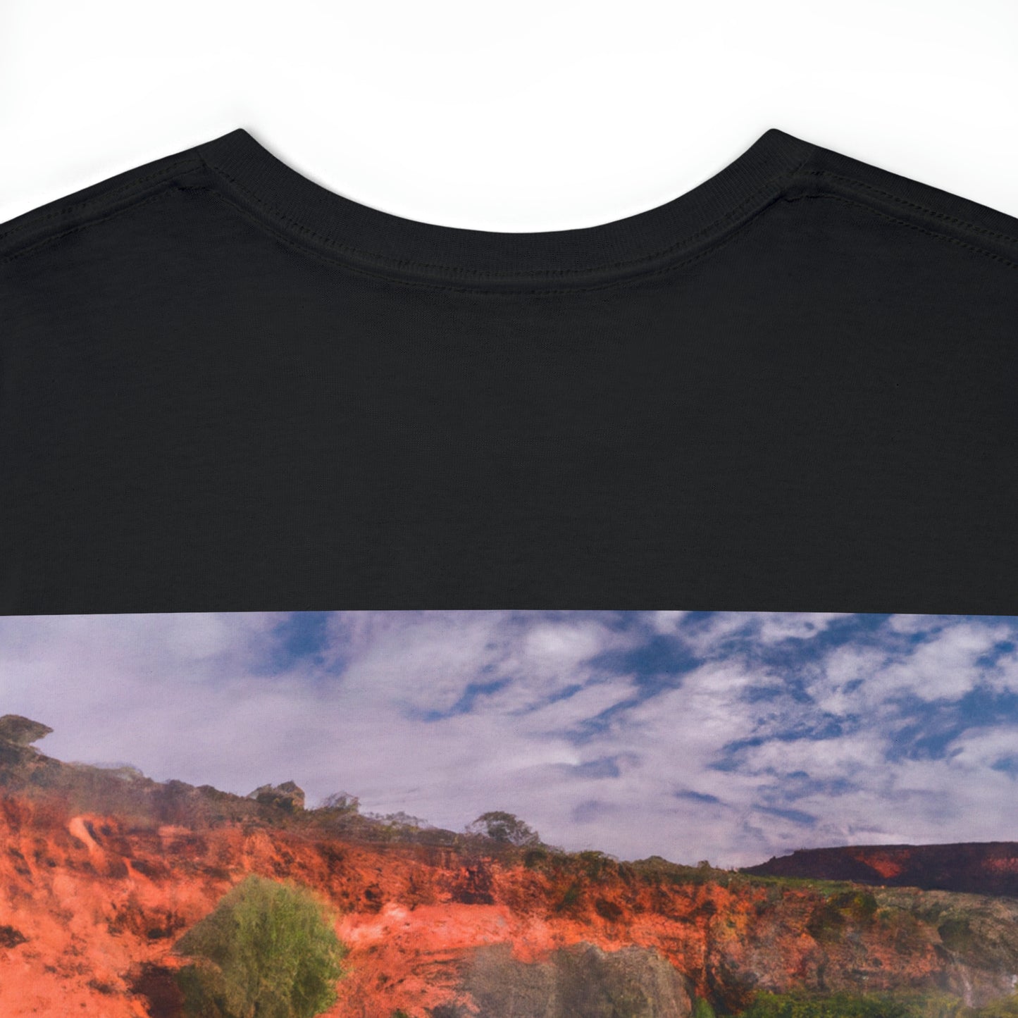 „Die Schönheit der Natur einfangen: Eine ikonische Landschaft in lebendiger Kunst gestalten“ – Das Alien-T-Shirt