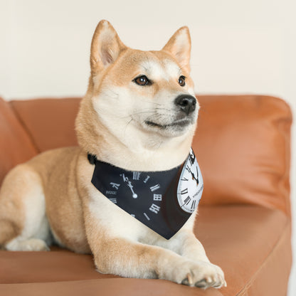 Imágenes atemporales: exploración del concepto de tiempo a través de los tiempos. - El collar de bandana para mascotas alienígenas