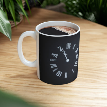 Imágenes atemporales: exploración del concepto de tiempo a través de los tiempos. - Taza de cerámica The Alien 11 oz