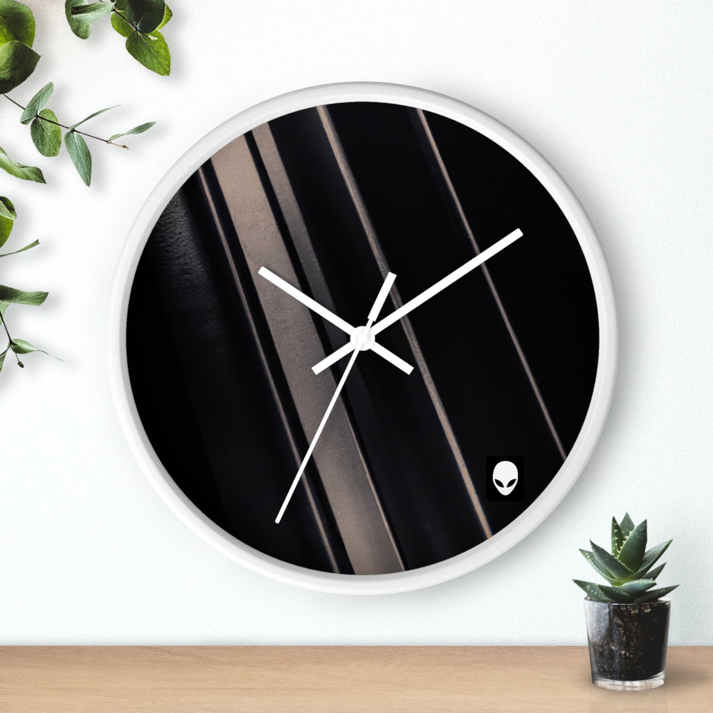 "Interacción entre la luz y la oscuridad: exploración de las formas y texturas creativas de la luz y la sombra" - The Alien Wall Clock