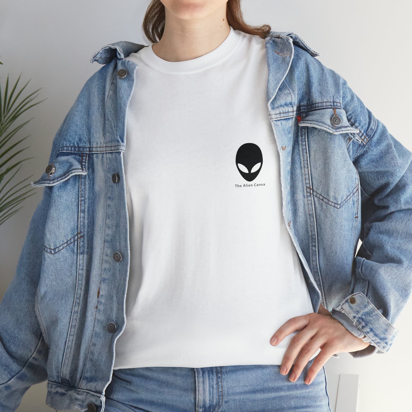 "A Breezy Skyscape: Una combinación de tradición y modernidad" - La camiseta Alien