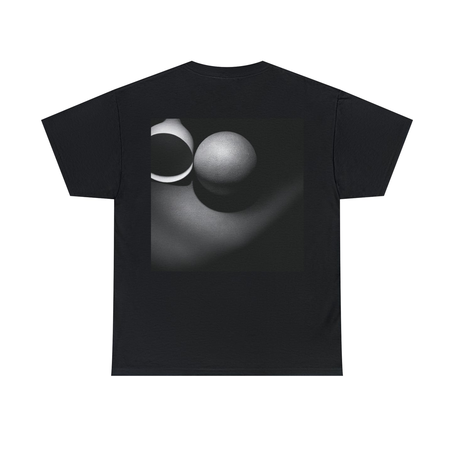 „Illuminating Inclusivity: A Visual Narrative of Unity“ – Das Alien-T-Shirt