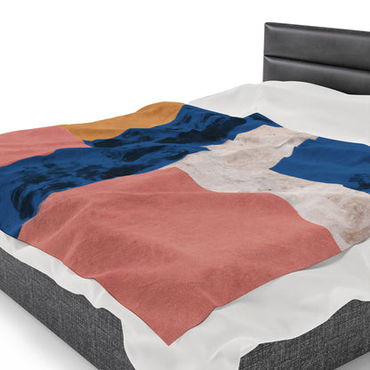 "Interacción de luces y sombras: un collage abstracto" - The Alien Velveteen Plush Blanket