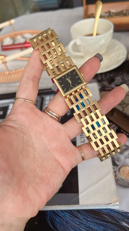 Reloj cuadrado de acero ahuecado con personalidad de moda y esfera grande para mujer