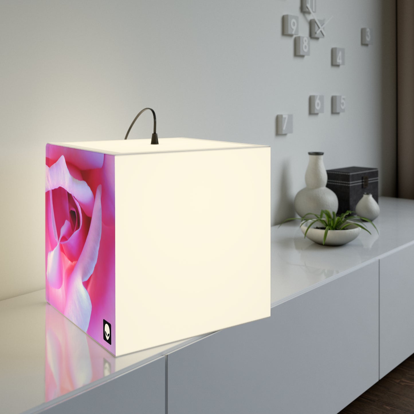 „Blissful Blooms: Die zarte Schönheit der Natur“ – Die Alien Light Cube Lampe