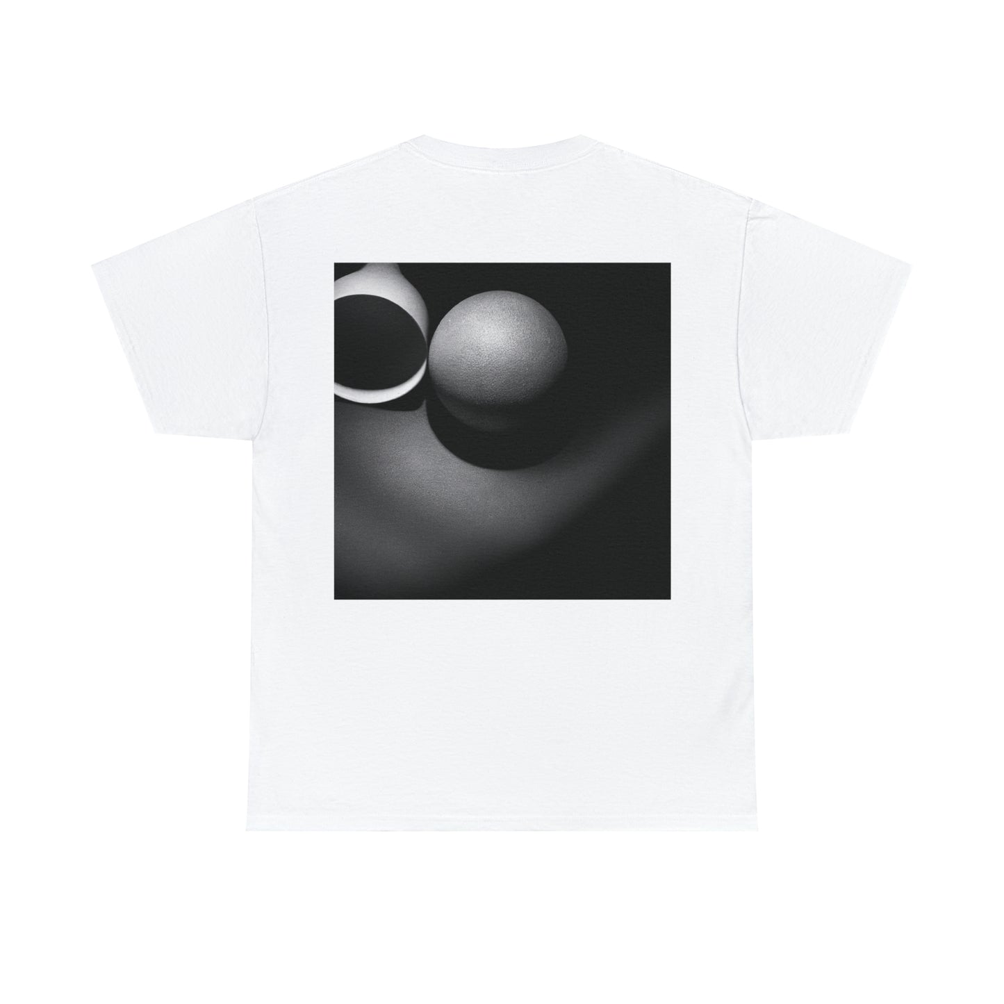 „Illuminating Inclusivity: A Visual Narrative of Unity“ – Das Alien-T-Shirt