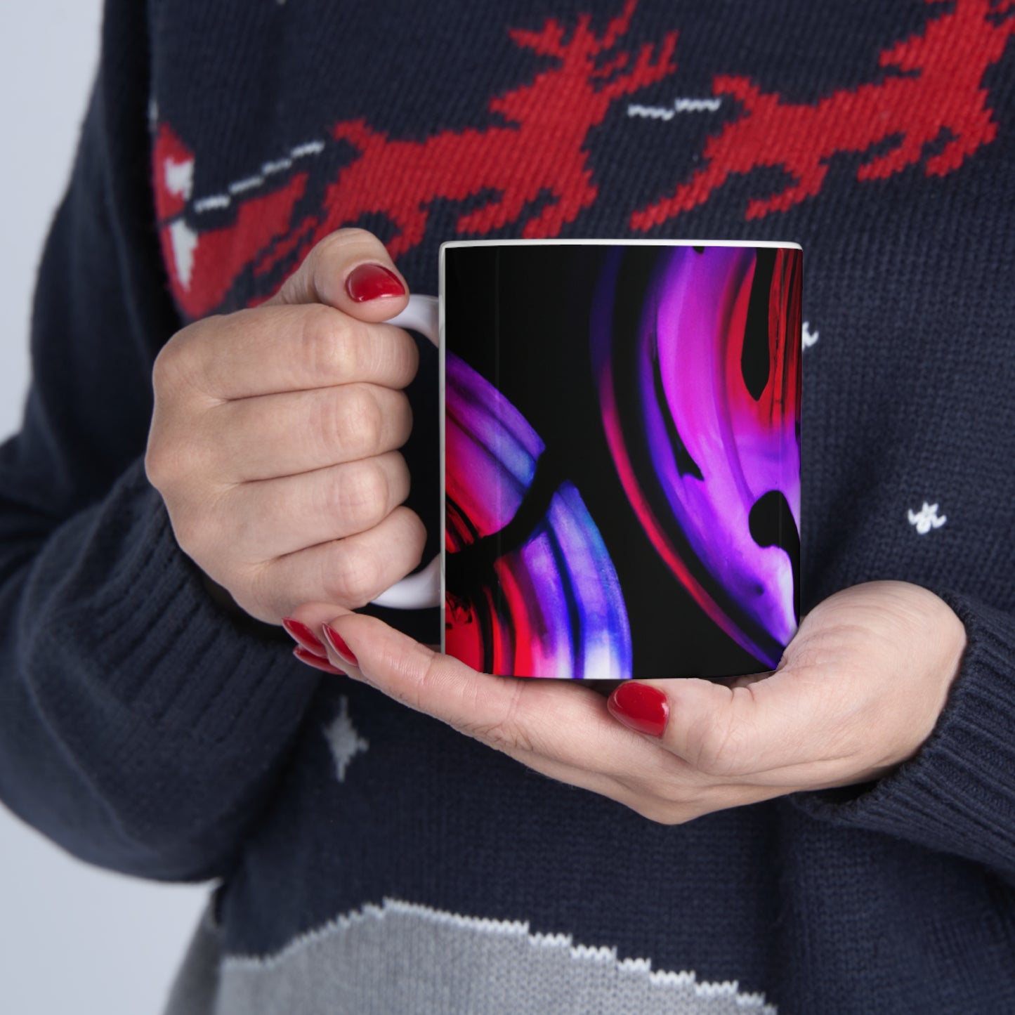 "Explorando los contrastes: una danza colorida de luminancia y aberración cromática" - Taza de cerámica The Alien de 11 oz