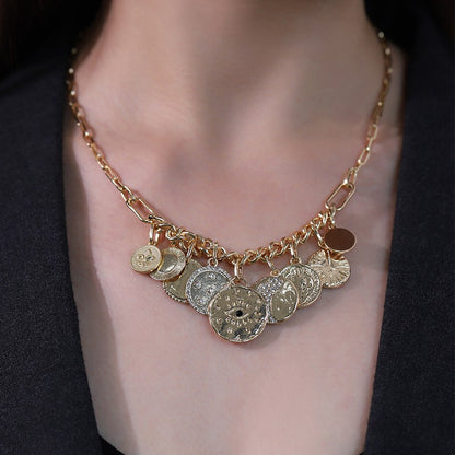 Collar con colgante en relieve de diamantes Mystic Coin para mujer