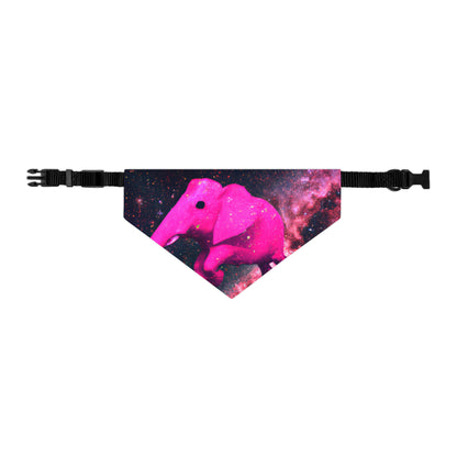 "Majestic Pinkelephant Exploration" - El collar de bandana para mascotas alienígenas