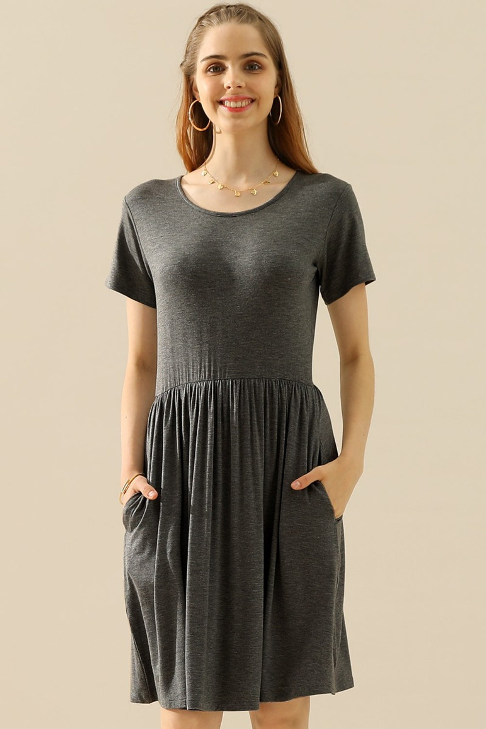 Ninexis – Gerüschtes Kleid in voller Größe mit Rundhalsausschnitt und Taschen