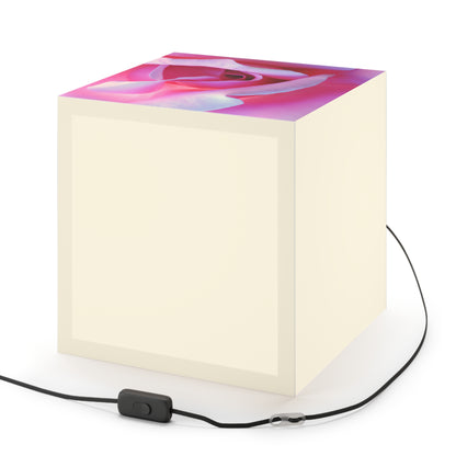 „Blissful Blooms: Die zarte Schönheit der Natur“ – Die Alien Light Cube Lampe