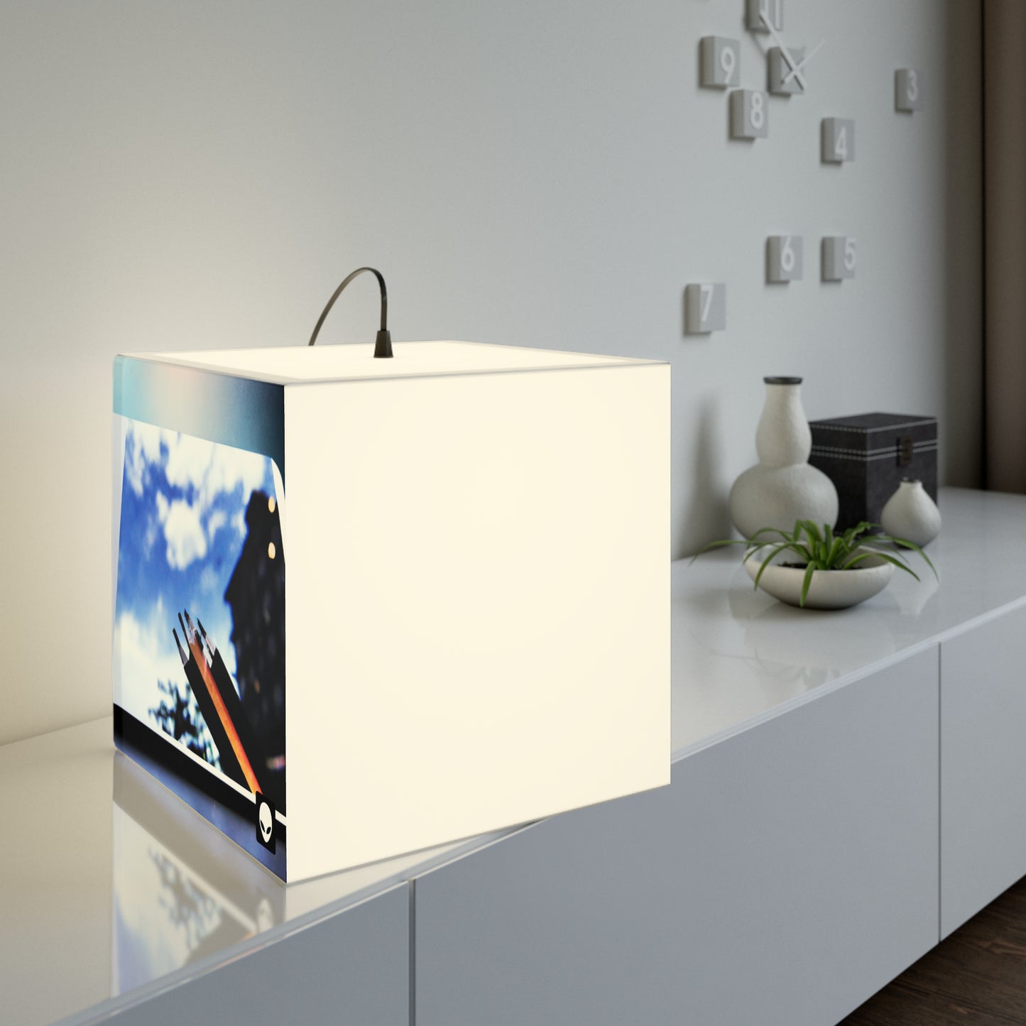 „Colors of Home: Orte durch Kunst erkunden“ – Die Alien Light Cube Lampe