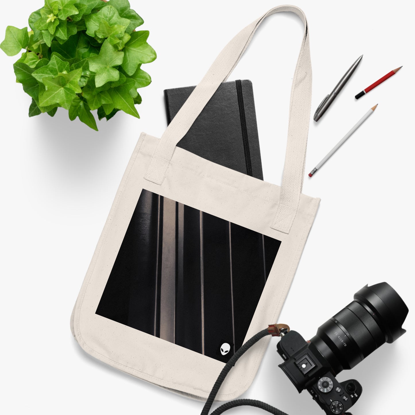 "Interacción entre la luz y la oscuridad: exploración de las formas y texturas creativas de las sombras y la luz" - The Alien Eco-friendly Tote Bag