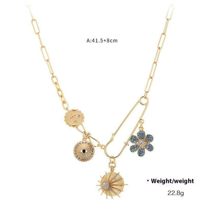 Collar con colgante en relieve de diamantes Mystic Coin para mujer