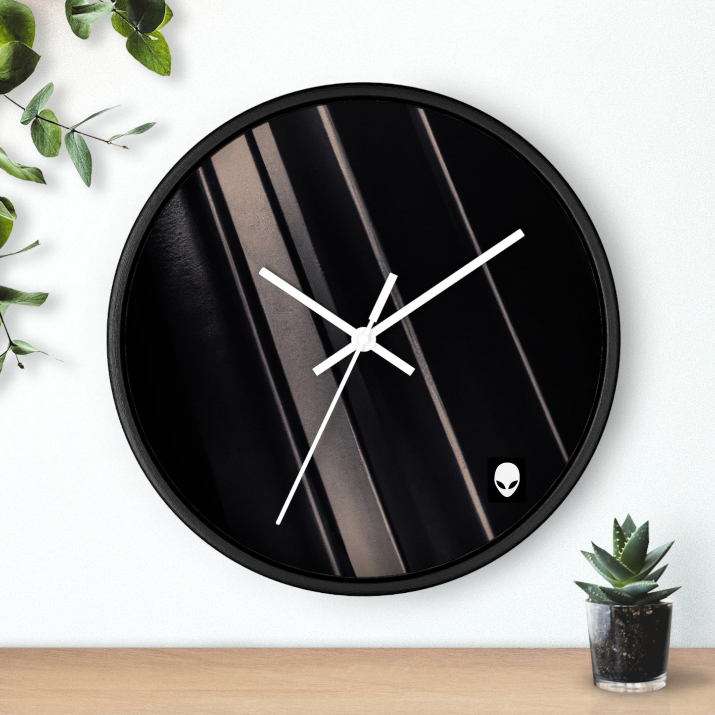 "Interacción entre la luz y la oscuridad: exploración de las formas y texturas creativas de la luz y la sombra" - The Alien Wall Clock