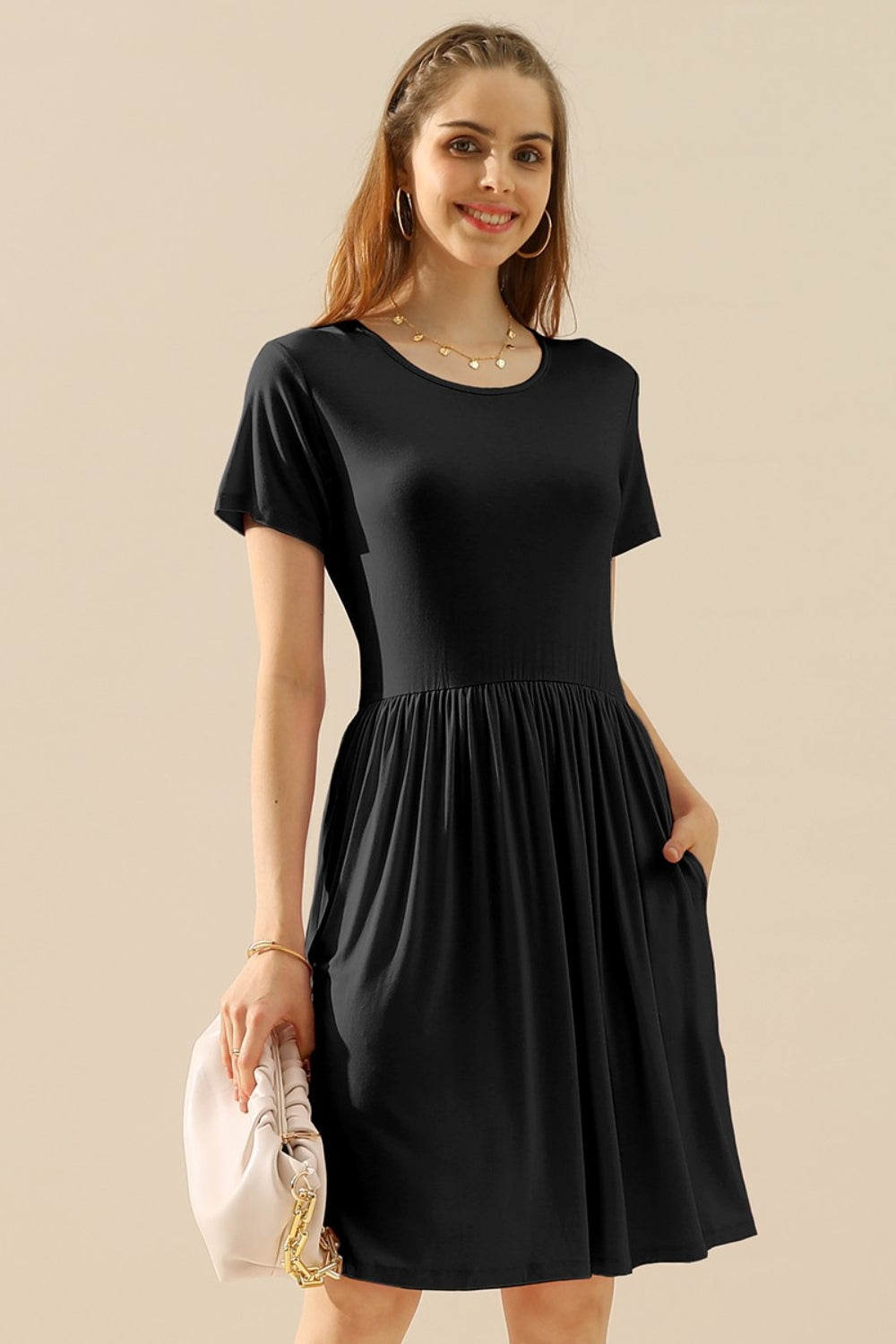 Ninexis – Gerüschtes Kleid in voller Größe mit Rundhalsausschnitt und Taschen