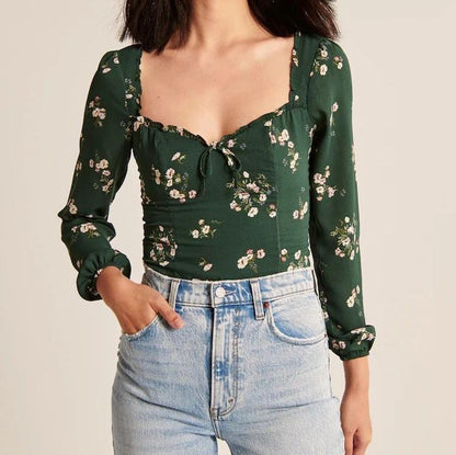 Vintage Slim Fit Top mit kleinem floralen herzförmigen Kragen, Holzohren und Schnürung