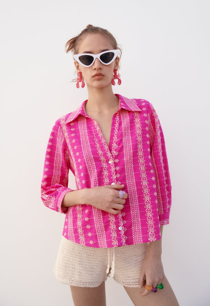 Camisa elegante de verano con cuello bordado, aberturas y botonadura sencilla para mujer