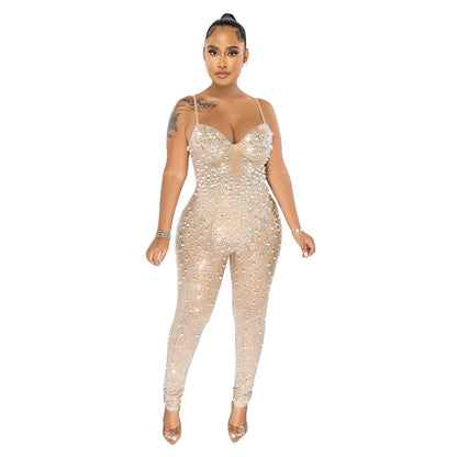 Damen tragen einen ärmellosen Jumpsuit aus einfarbigem Mesh mit Strasssteinen