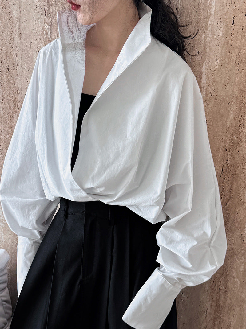 Vestido de vendaje de perfil Cuello alto Escote en V profundo Camisa blanca Mujer Manga de murciélago perezosa Blusa elegante de versión grande para desplazamientos