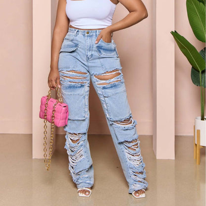 Zerrissene Jeans mit mehreren Taschen für Damen. Zerrissene, gewaschene Hose mit mehreren Taschen für Damen.