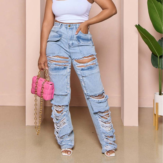 Zerrissene Jeans mit mehreren Taschen für Damen. Zerrissene, gewaschene Hose mit mehreren Taschen für Damen.