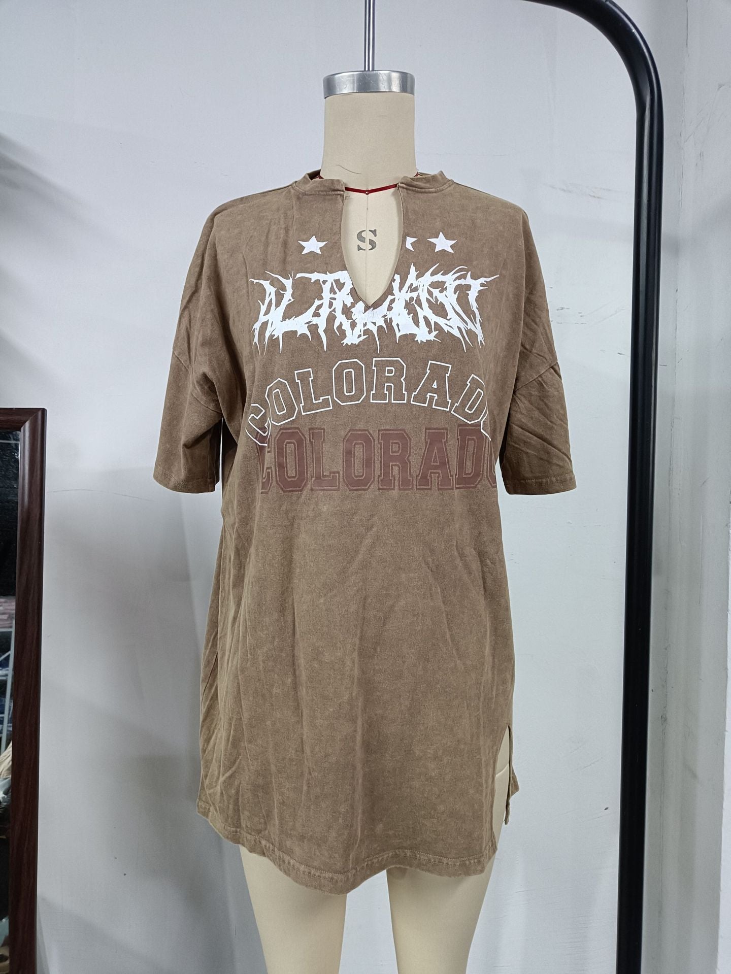 Camiseta sexy de manga corta con escote en V profundo, aspecto desgastado, informal, holgada, con estampado gráfico de letras, abertura en el dobladillo y largo medio